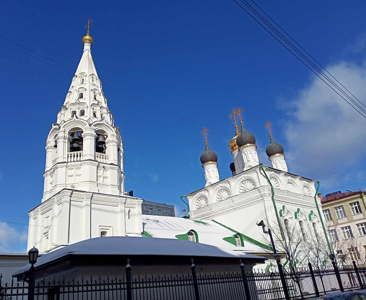 Церковь Спаса Преображения на Арбате – одно из прекрасных произведений московского зодчества, с детства знакомое каждому москвичу по картине В.Д. Поленова "Московский дворик". Местность, в которой она построена, в XVII веке называлась "Пески" из-за песчаной почвы. Основан храм Спаса на Песках стрельцами, поселившимися здесь в царствование Михаила Феодоровича. Время сооружения каменного храма Преображения Господня точно неизвестно. В 1723 году, при составлении переписи московских церквей, он считался построенным "изстари", т. е. давно.