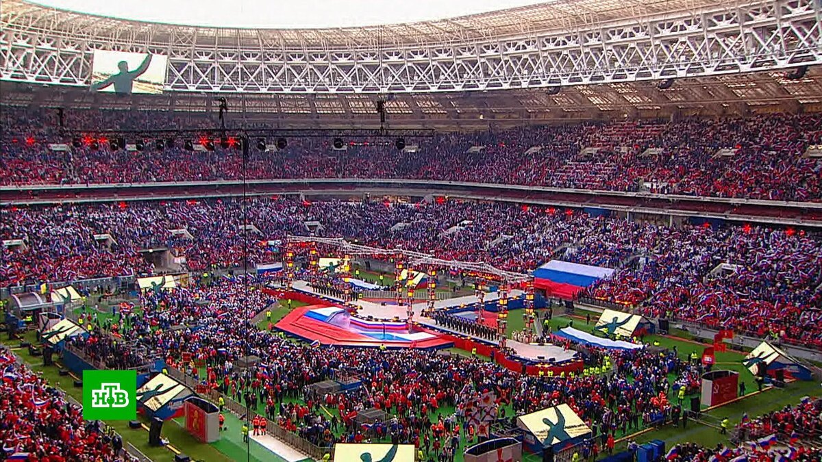    На митинг-концерт в «Лужниках» пришли десятки тысяч человек