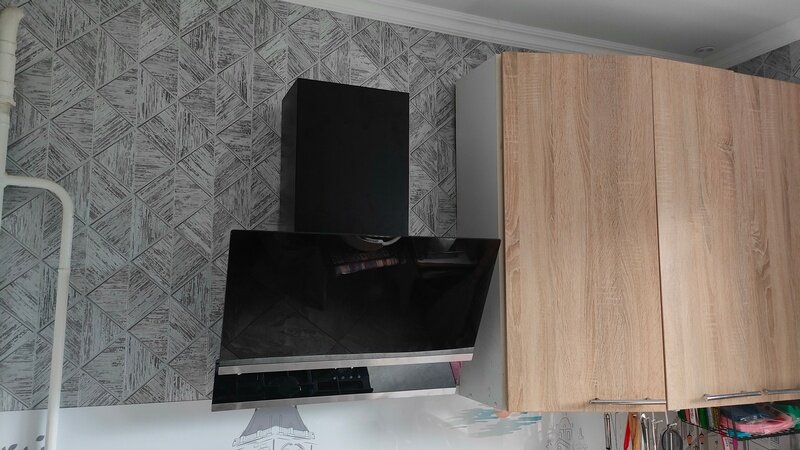 Пример установленной мною кухонной вытяжки