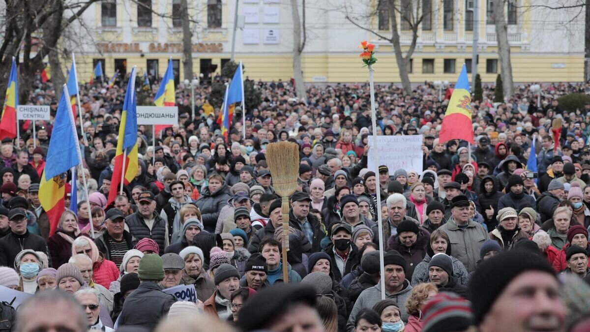    Участники антиправительственного митинга сторонников оппозиционной партии "Шор" в Кишеневе© Sputnik / Дмитрий Осматеско