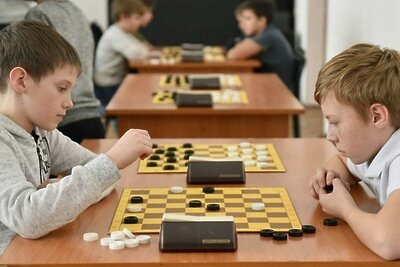    Дети играют в шашки, игра в шашки © Пресс-служба Министерства образования Московской области