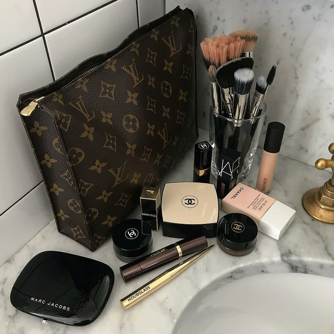 Работая бухгалтером не купишь себе Луи Виттон