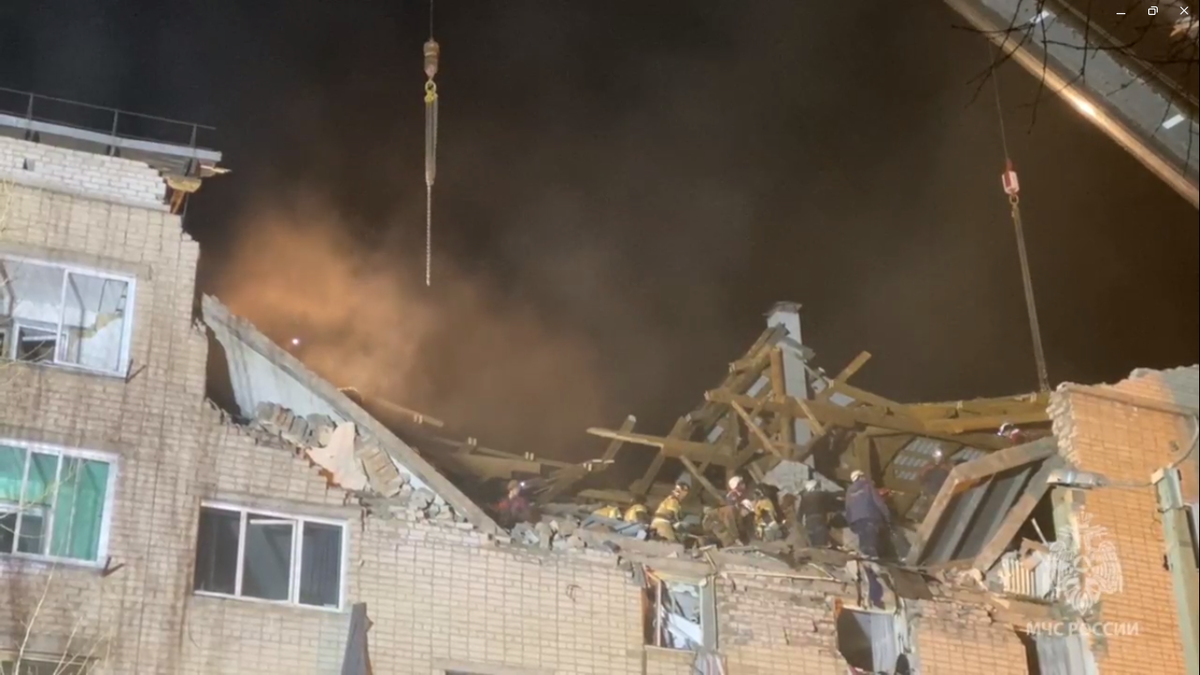 Спасатели работают на месте взрыва газа в доме в Чите. Фото: ГУ МЧС России по Забайкальскому краю