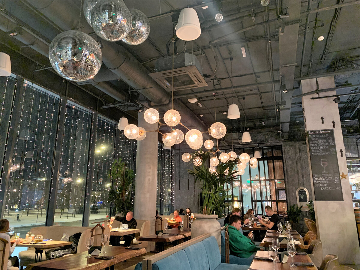 Столы вдоль витринных окон