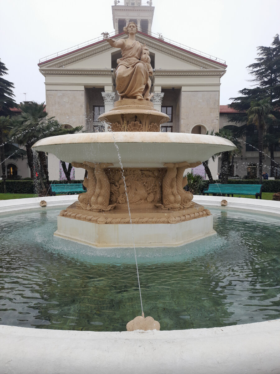 Скульптура богини мореплавания у морского вокзала города-курорта Сочи.