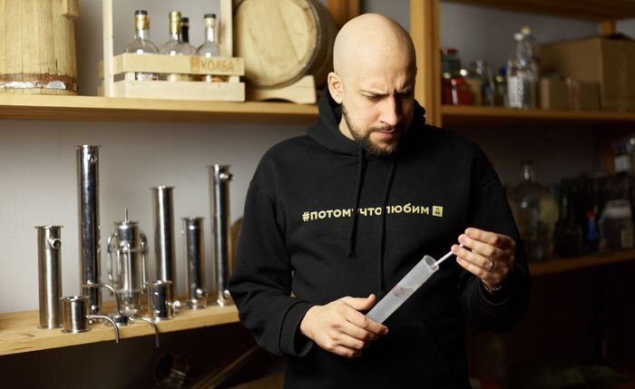 Самогонщик и ареометр.