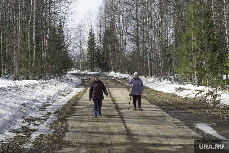    Путь в Таежный лежит по добротной, вымощенной бетонными плитами дороге, по которой в погожий весенний день неспешно прогуливаются местные жители