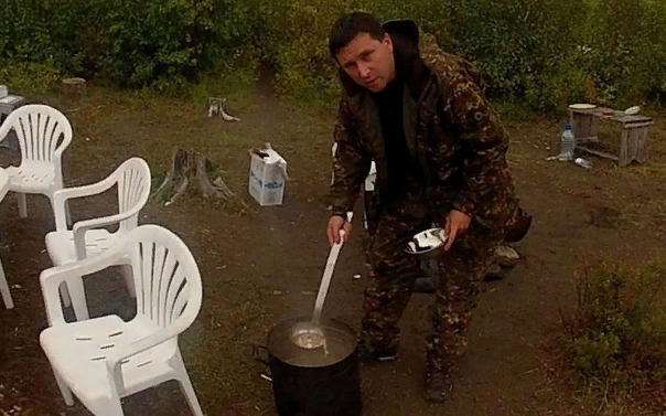 Охотник Кобылкин варит уху из арктического гольца, редкой рыбы в северных водоемах, запрещенной для ловли