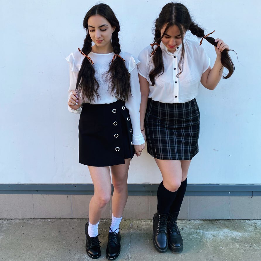 Мир и дружба всем нужны,
Мир важней всего на свете,
На земле, где нет войны,
Ночью спят спокойно дети.
Там, где пушки не гремят,
В небе солнце ярко светит.