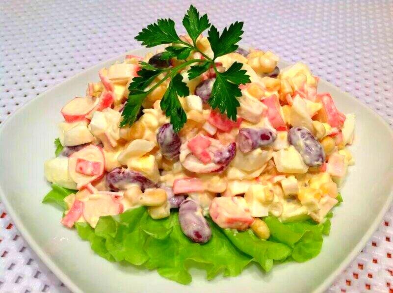 салат с красной фасолью и крабовыми палочками. салат с фасолью и крабовыми палочками. салат с фасолью и крабовыми палочками. крабовые палочки с фасолью. салат из крабовых палочек с фасолью.