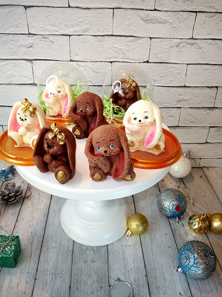 Кролики из натурального белого и молочного шоколада