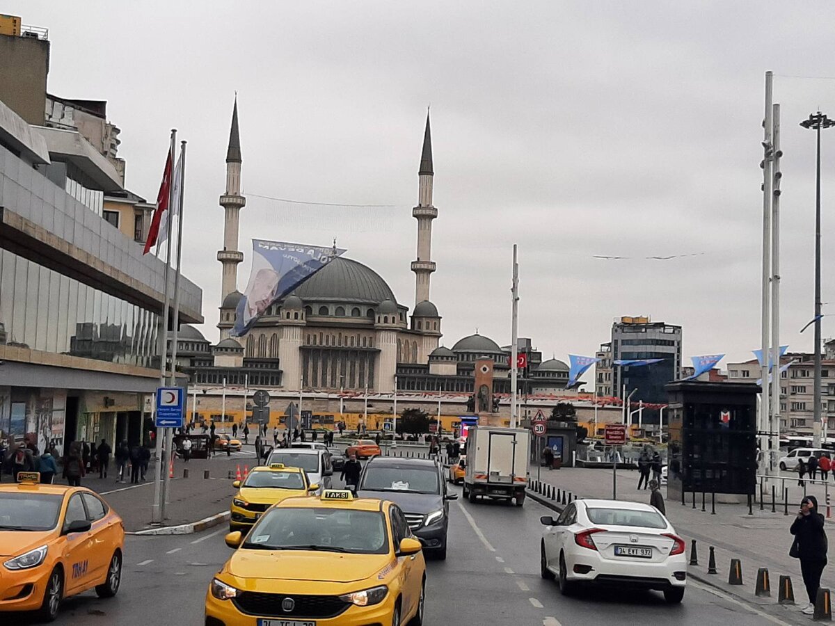 Турция. Площадь Таксим в городе Стамбул.