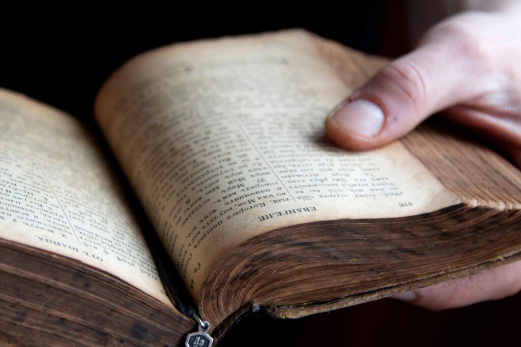 Будите последователей падшего ангела. Или всех вас маркируют треугольниками, звездами, шестигранниками, штрихкодами. Вы их эксперимент. Они выберут лучших из вас, дабы могли вы служить ему. Когда они поймут, кто будет лучшим из вас, то начнут вам поклоняться и у вас не останется выбора. Вы станете их рабами. Они сделают из вас профессионалов, которые будут убивать друг друга. Никто не избежит этой участи. На земле все пророки будут служить их целям. Благодаря им всё человечество будет благословлять и почитать его имя. Все вы будете боготворить его и убивать во имя его. И каждый из вас будет считать себя праведным и исполняющим волю своего господа. Идти супротив имени его от имени его. Всякий будет молить только его дабы победить его. Никто не осознает, что господь на его стороне, тот же бог, против которого они душу свою на заклание отдают. И будет так во веки веков дабы не познал люд земной об едином и вездесущем, всепрощающем, не разделяющем, низвергшего господа вашего в недра ада земного, где всякий двуличен и разделён и служит сыну его Сатане.  Аминь.


Так сказал последний апостол единого Бога на земле свой евангелие никем не записанный, сгорая на костре сжигаемый чадами сына Божьего, низвергнутого, падшего в земную тверд, злого и обиженного Сатаны, возомнившего себя Я, придумавшего себе множество имен: Будда, Яхве, Христос, Аллах. И не счесть тех имен возомнившего себя царём царей, что  мелким бисером сыплются из воплощённых монад единого и неделимого.
