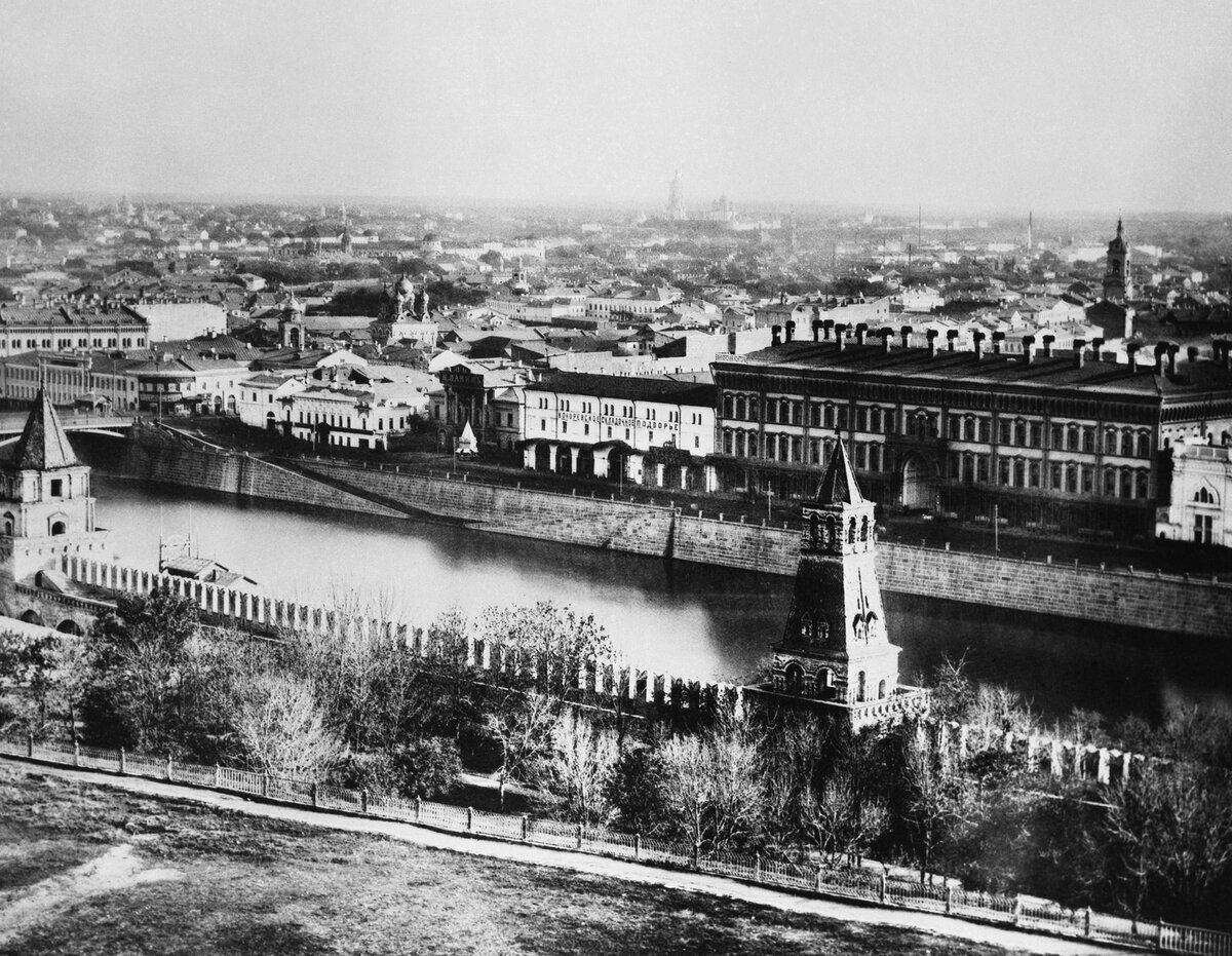 ТАСС📷Вид на Москву-реку, район Замоскворечье и Кокоревское подворье. Конец XIX века