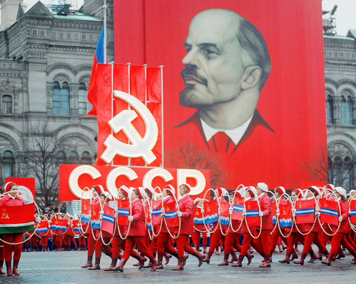 пятый россиянин. каждый пятый россиянин новый год. пятый россиянин. пятый россиянин. сталинизм в ссср.