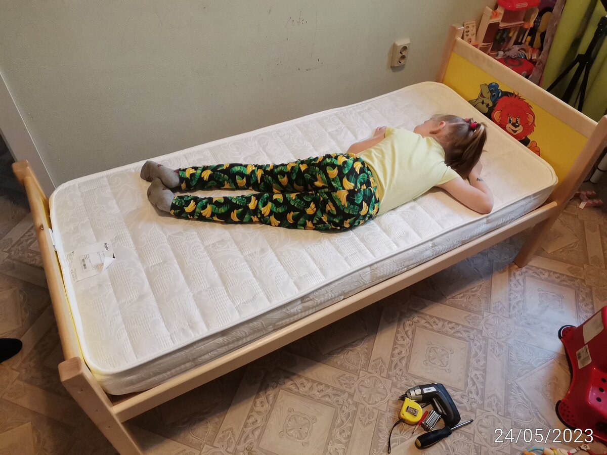 В процессе сборки кровати. Агнии не терпелось