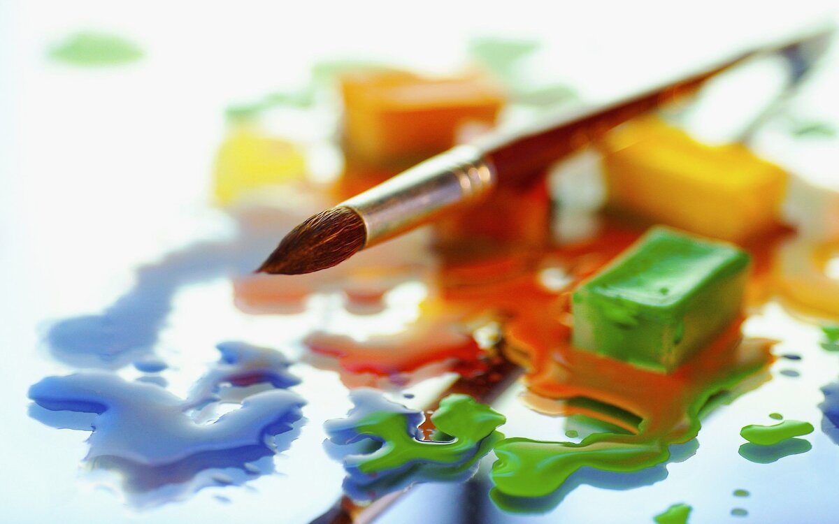 Акварельные краски и кисти