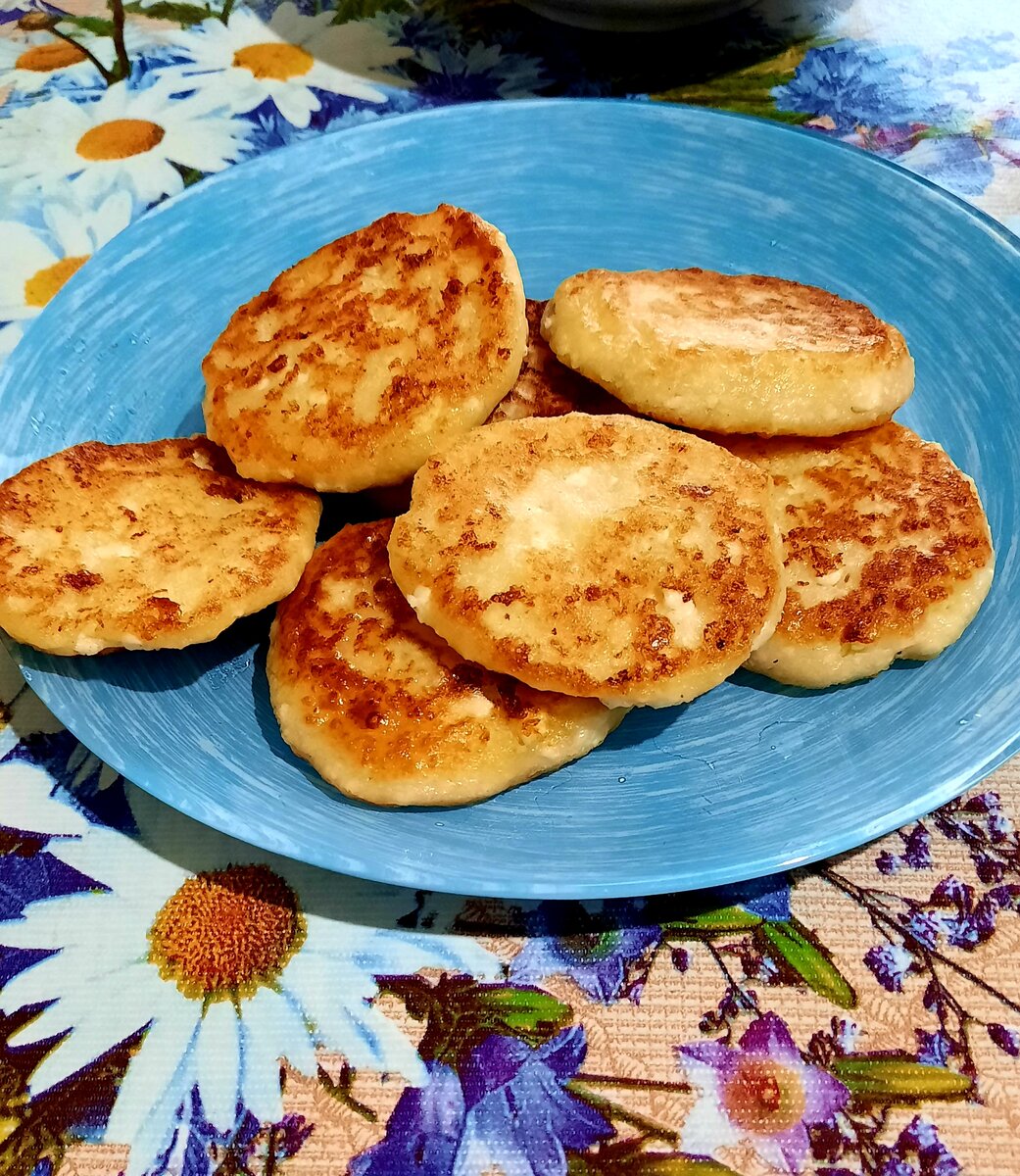 Приготовила сырников из творога козьего- со сметаной поели все, очень вкусно 😋 