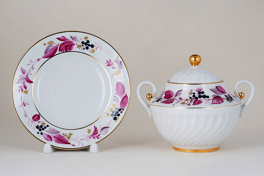Пирожковая тарелка и сахарница из сервиза «Чёрная смородина». ЛФЗ, 1970-е. Автор формы «Витая» Александр Иванович Борисов