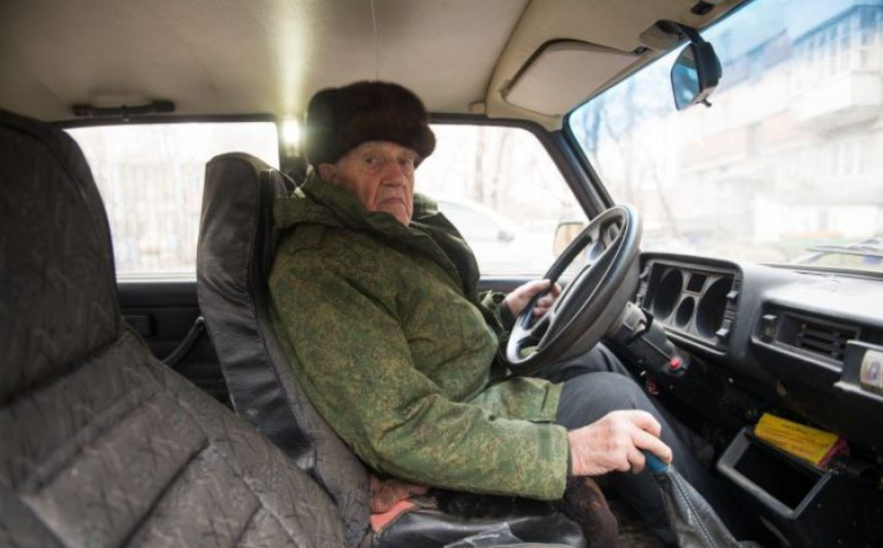 Дед за рулем картинка