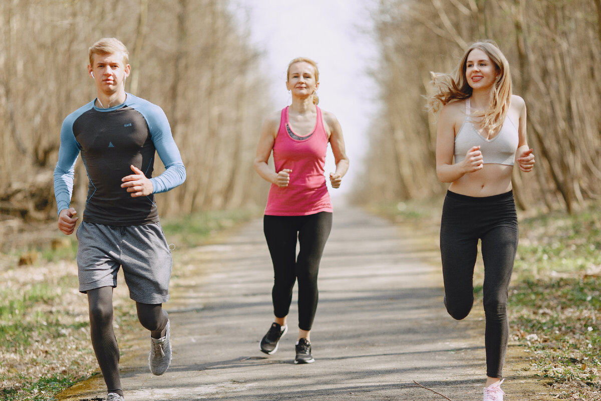 Пробежка приложение. Волонтерство на бегу. Беготня фото. People jog.