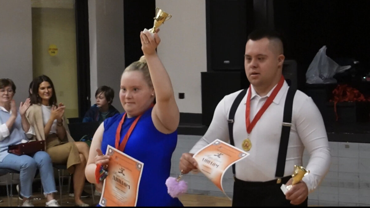 Коллектив Фортуна на профессиональном паркете.