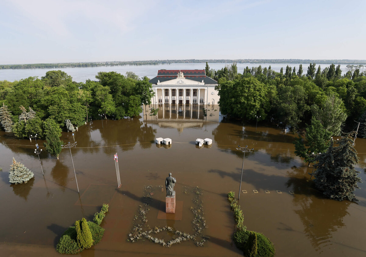 После разрушения ГЭС в Черное море попали токсины и тяжелые металлы с промышленных предприятий. Фото: Алексей Коновалов / ТАСС