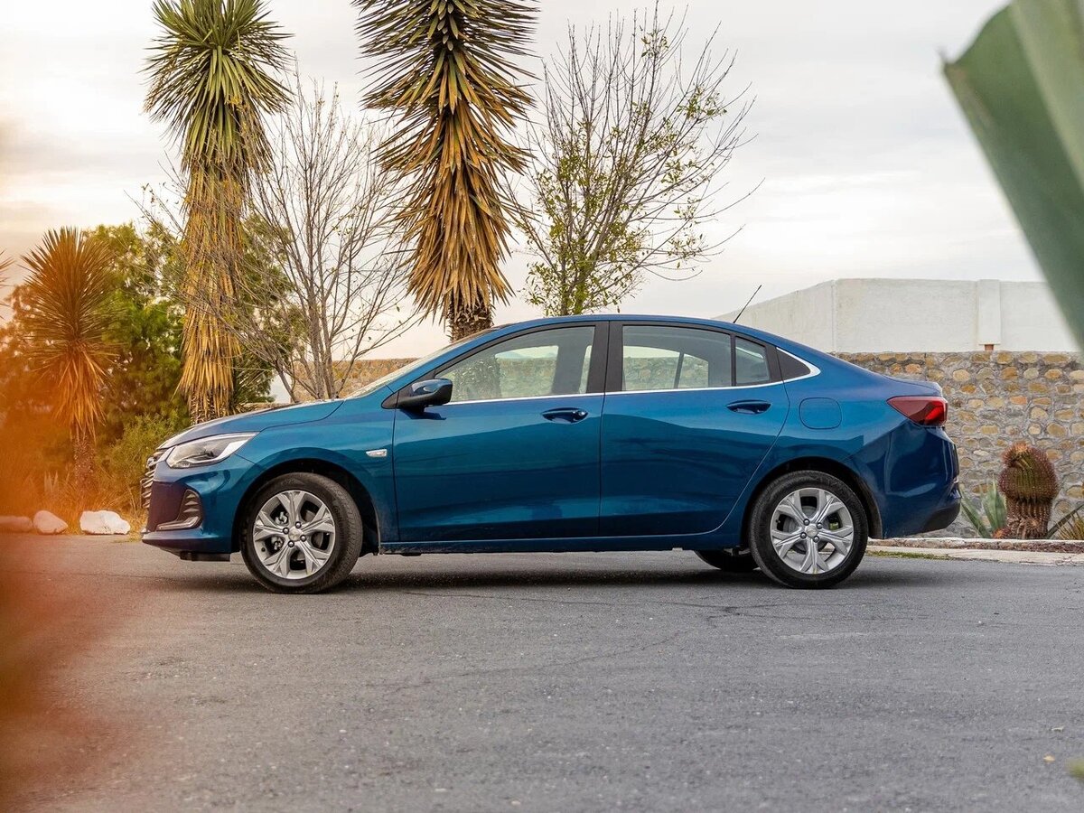     Благодаря покатой крыше и короткой «ступеньке» багажника, седан имеет динамичный силуэт