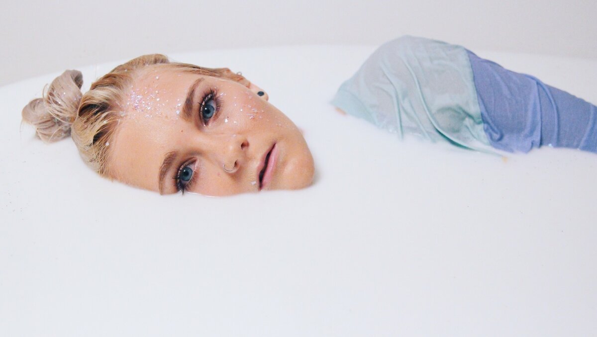     В Ростовской области супруга одного из купальщиков из скандального видео с молоком заявила, что в чане были химикаты, об этом сообщили донские СМИ.