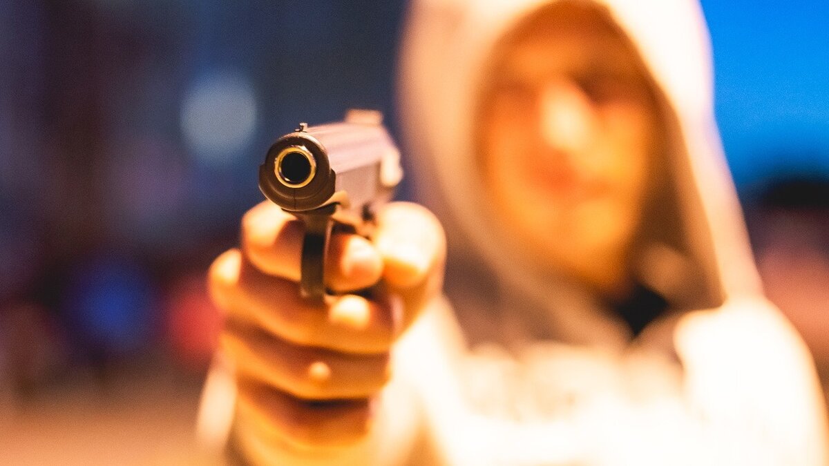     Как сообщает Telegram-канал Shot, захвативший заложников в отделении банка в Астане вооружен пистолетом, который он приставил к голове одной из сотрудниц. Также сообщается, что на захватчике замечен полицейский бронежилет.