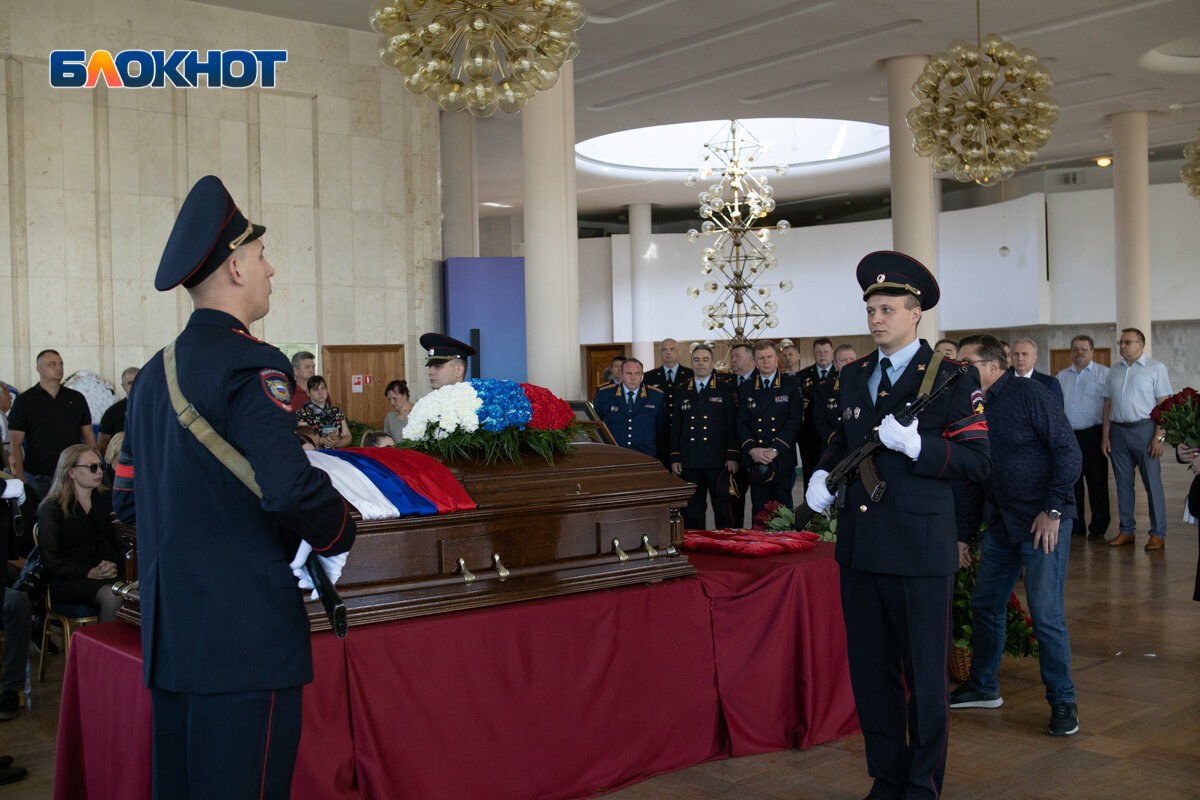 Сотни человек и закрытый гроб: как Воронеж простился с полковником,  погибшим в СВО | Блокнот Воронеж | Дзен