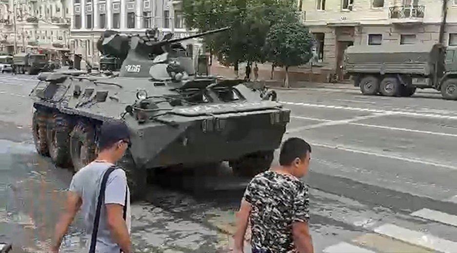 Борьба за власть в России: на этом снимке показан российский танк на одной из улиц Ростова-на-Дону [так в тексте: нам-то понятно, что это БТР — прим. «М.П.»] © DPA