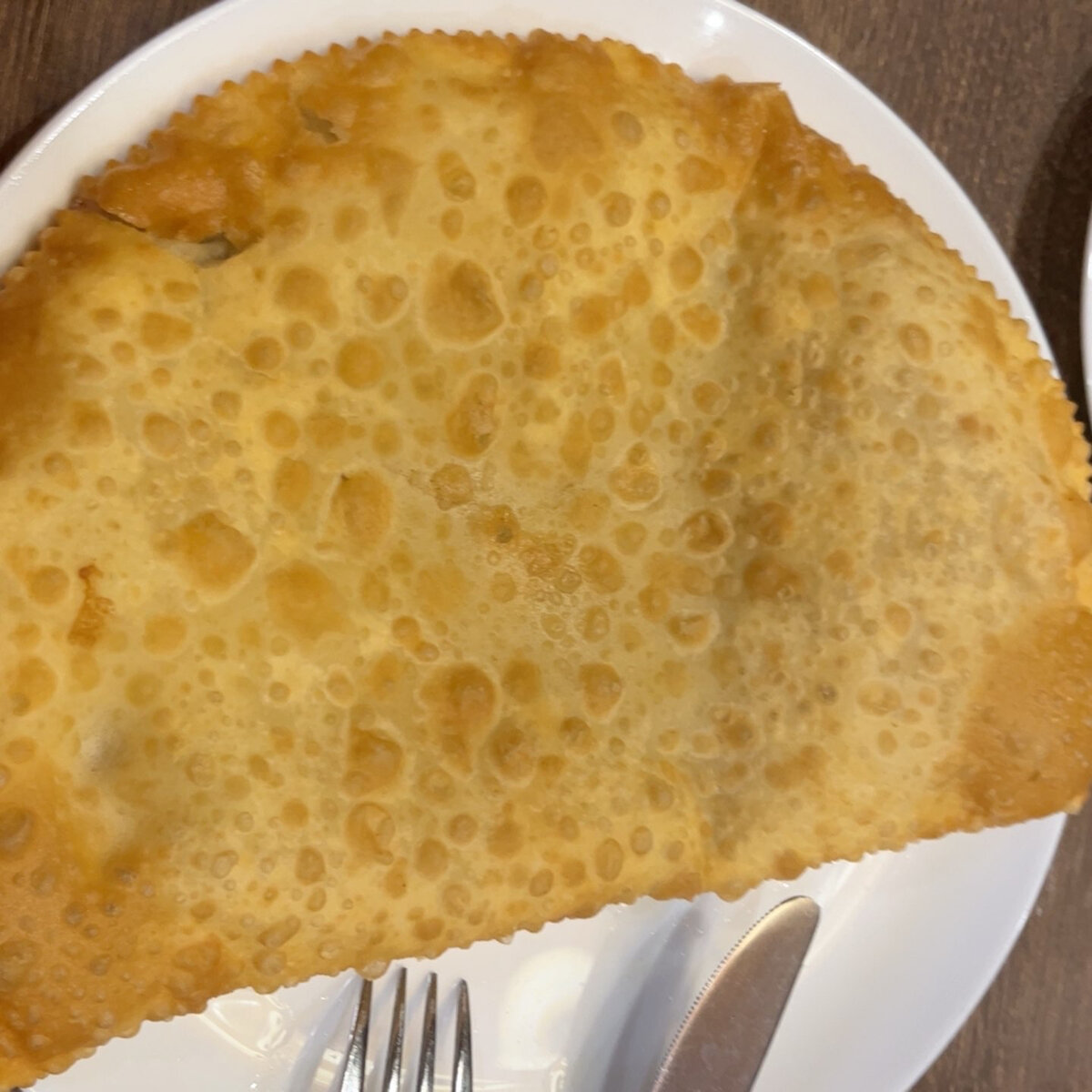 Приехала я на соревнования «Приз Эльбрус».Попробывала все виды:с мясо,малиной,картошка и сыр.Могу вам порекомендовать чебурека с мясом в кафе-отеле «Вираж».А вот сладкие чебуреки чуть выше в кафе «Огонек»