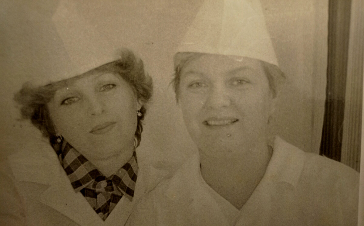 Алла Макарец в молодости (справа)