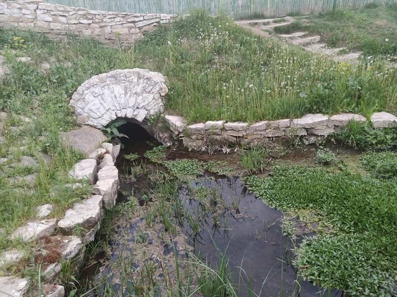 Даже трубу в которую уходит вода стилизовали под арку