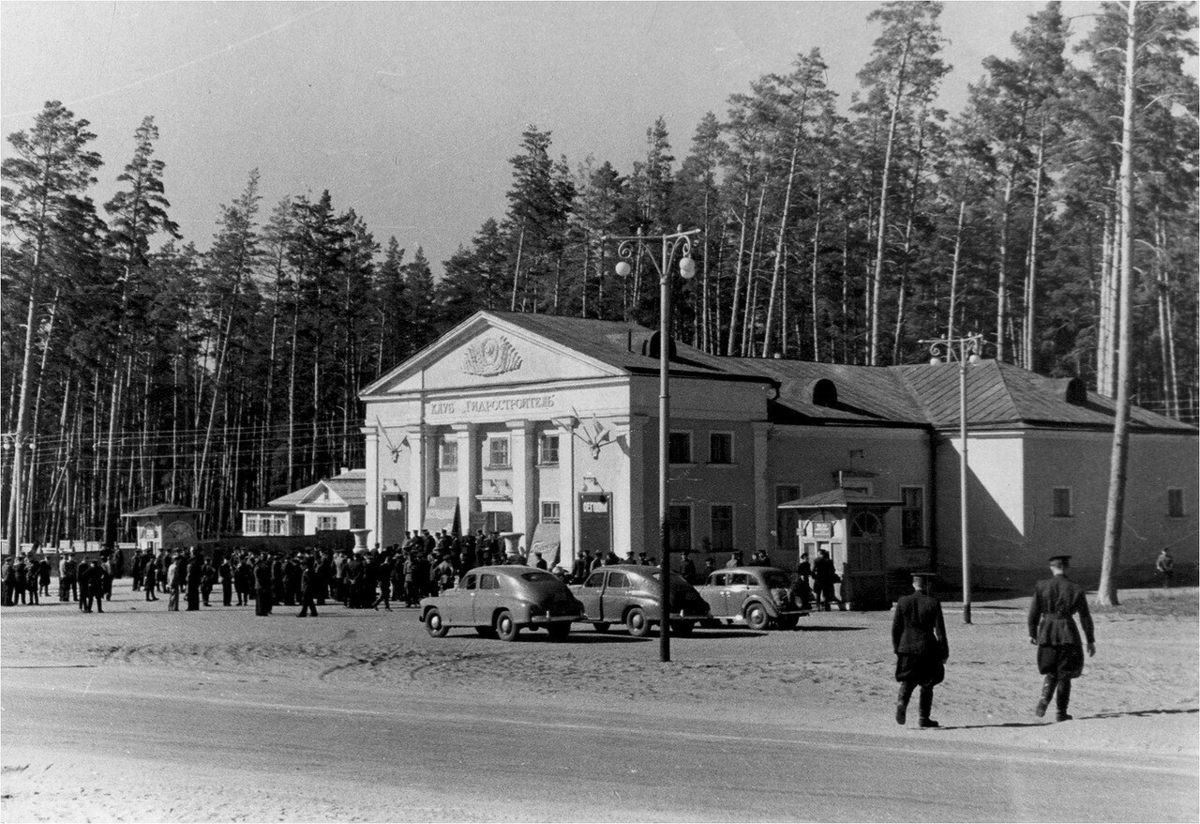 01. Клуб "Гидростроитель" в Портпосёлке, 1950-е. Фото из архива Тольяттинского краеведческого музея.