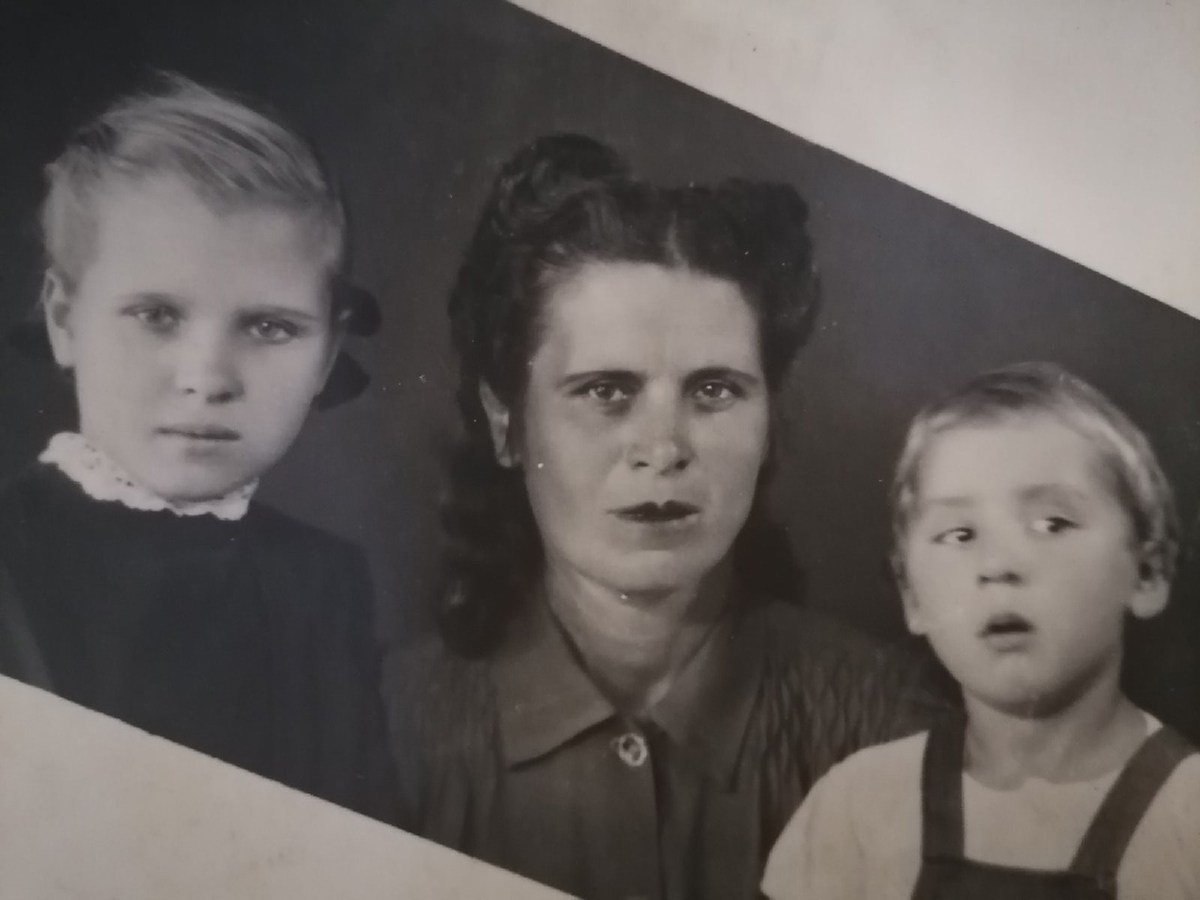 Тетя Люся, бабушка Клава, мой отец, 1948-ой год