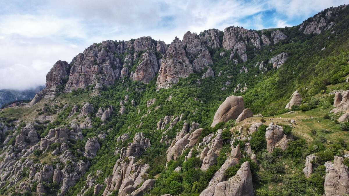 Примерно такие виды Долины Привидений встречаются в Сердцах Трёх.