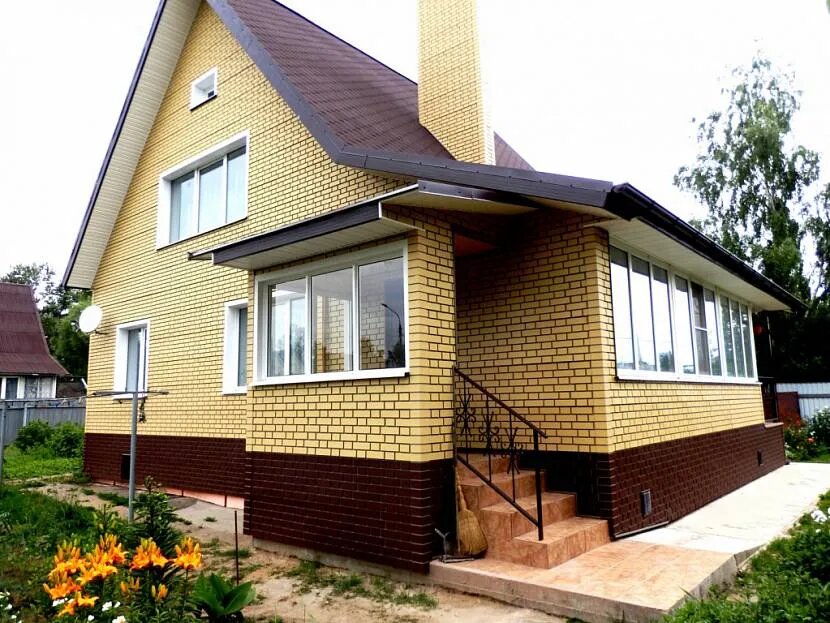 Дом с отделкой панелями ПВХ под кирпич