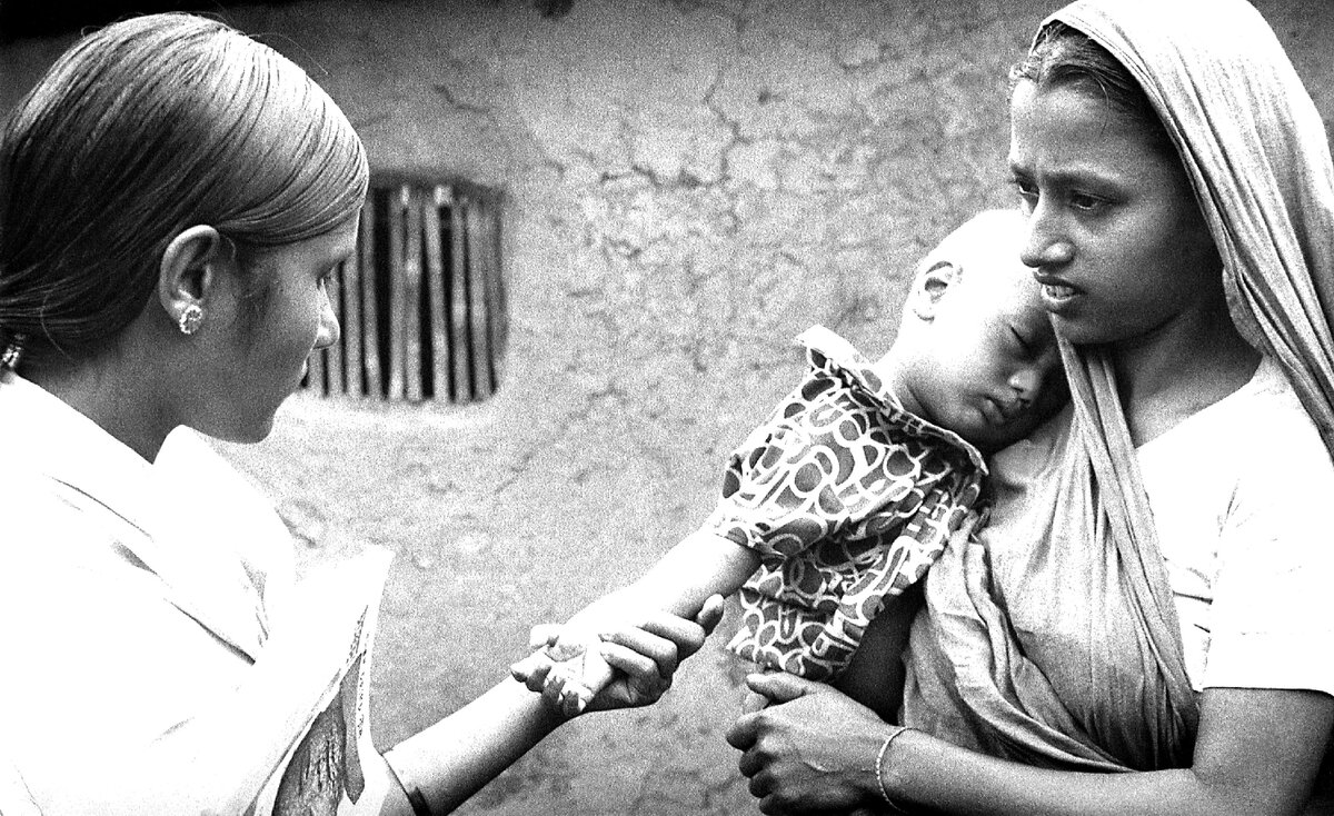 Автор: W. H. O., Stanley O. Foster M.D., M.P.H, USCDCP. Источник: https://pixnio.com/vintage-photography/history-photography-pictures/checking-the-smallpox-vaccination-scar-on-this-young-childs-left-forearm#