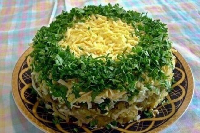 Салат с жареными грибами и курицей