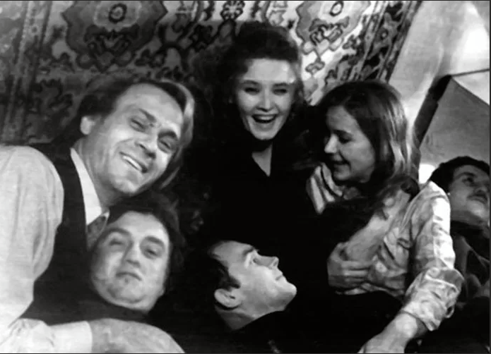 Молодые Меньшов и Алентова с друзьями