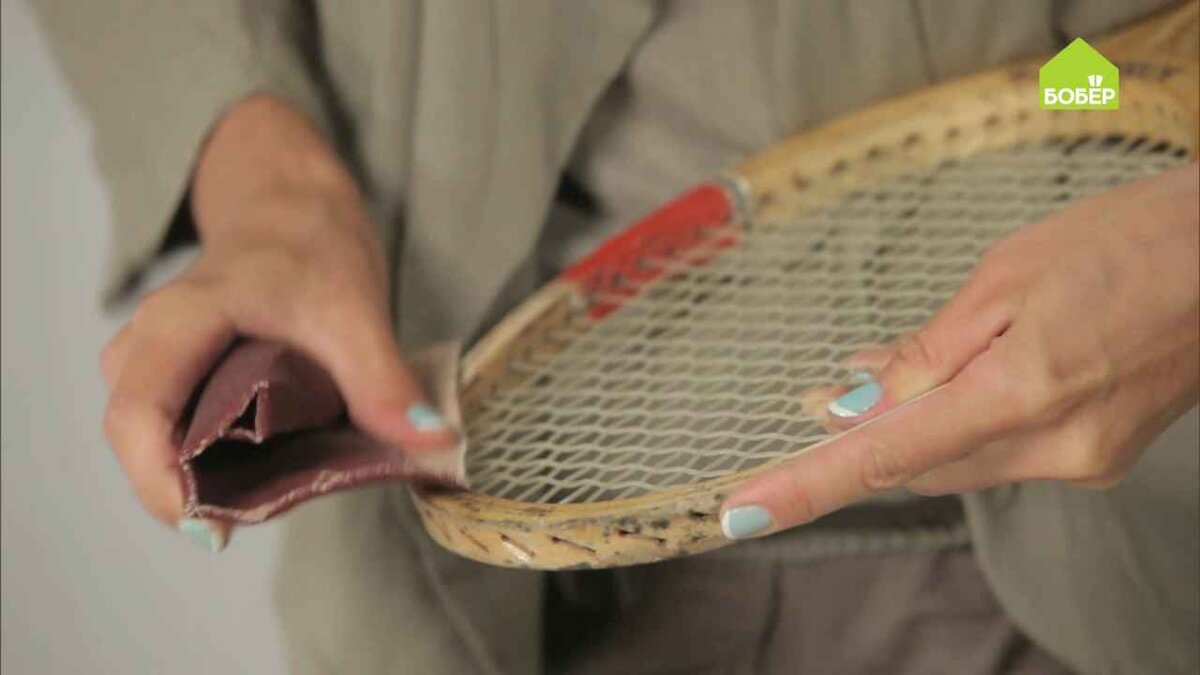 Ракетки для бадминтона обработайте наждачной бумагой и уберите лишние элементы.