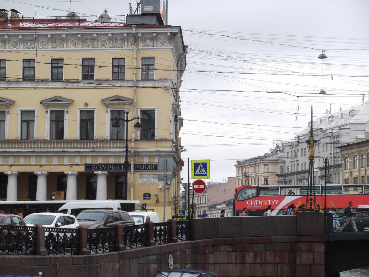 Невский проспект - одна из старейших и культовых улиц Санкт-Петербурга. Фото автора.
