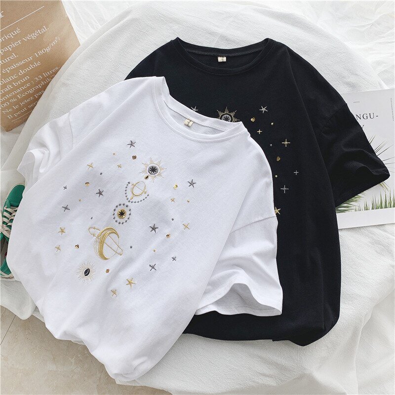 Футболка с вышитой луной