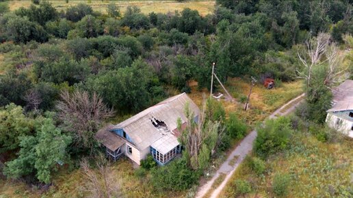 Заброшенный пионерский лагерь в 2,7К. Старые здания. Футажи конструкций и зданий.