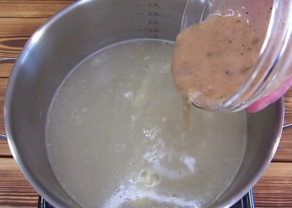 В бульон добавляем заправку для супа фо