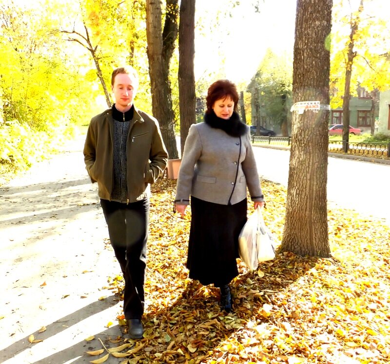 Людмила на прогулке с сыном