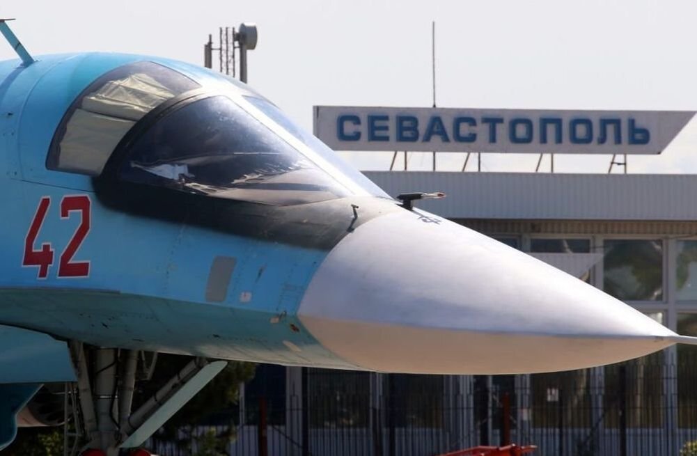 Военный самолет в аэропорту "Бельбек" под Севастополем. Источник: relrus.ru