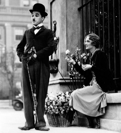 Чарли Чаплин в больших ботинках (фото из свободного источника)